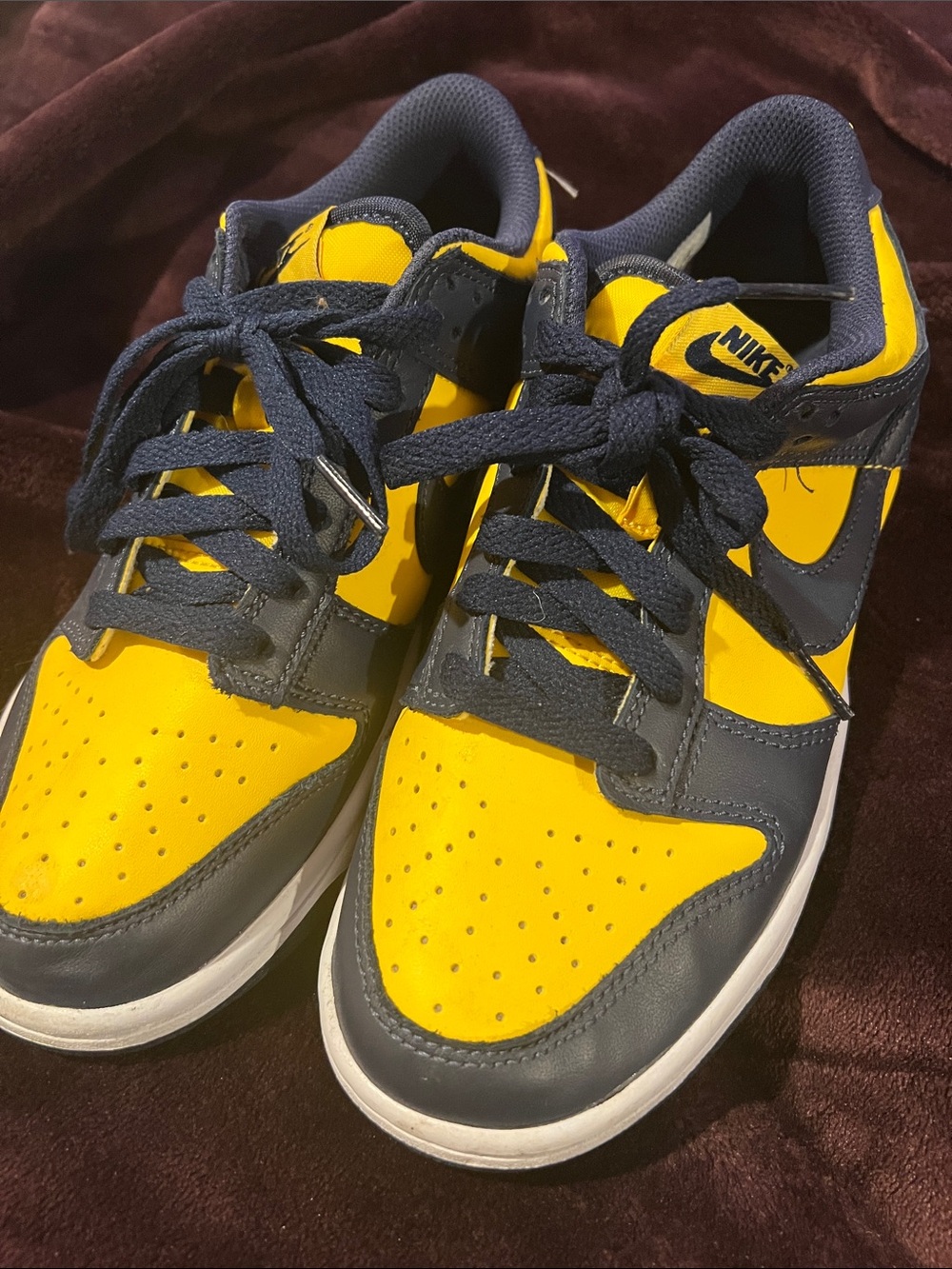 Nike Kids size 6 Michigan low-Top Sneakers in Yellow and Navy Blue